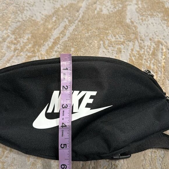 Nike Sportswear Heritage Hip Pack Logo Black
Streetwear,
New Fanny pack - Picture 9 of 9